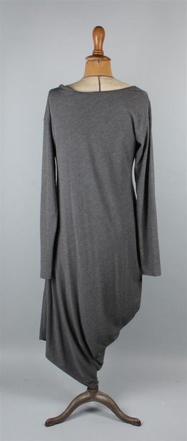 null CREA 
Robe longue grise en jersey, col rond, manches longues, le bas assymétrique,...