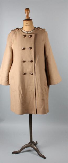 null ZARA
Manteau beige en laine de forme cape, les boutons en simili cuir, ceinturée...
