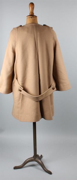 null ZARA
Manteau beige en laine de forme cape, les boutons en simili cuir, ceinturée...
