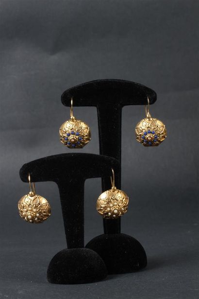 null DEUX PAIRES DE BOUCLES D'OREILLE en métal doré et petites perles de couleurs...