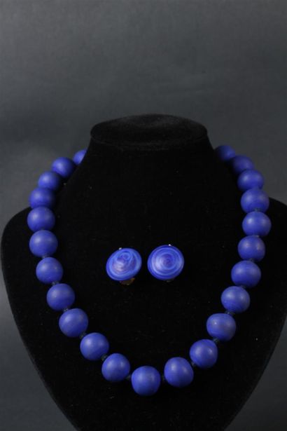 null MURANO 
Parure en perles de verre de couleur bleu composé d'un collier ras de...