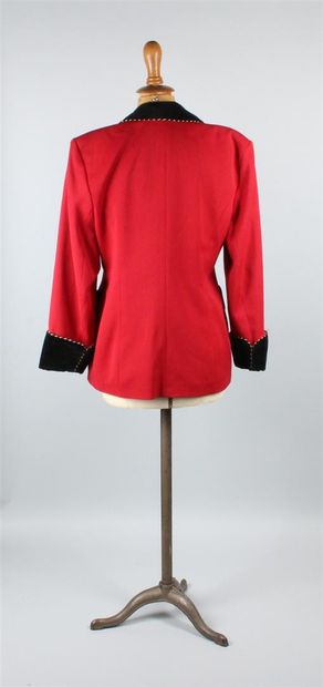 null BESTINI Paris 
Elegante veste en laine rouge et revers en velours noir, un bouton...