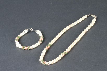 null PARURE en perles nacrées et perles de couleurs comprenant un collier torsadé...
