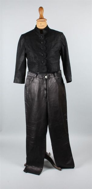 null JOOS, ANONYME 
Ensemble en cuir comprenant une veste courte (T. 40) et un pantalon...