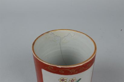 null CHINE - Pot à pinceau "bitong" en porcelaine à fond rouge, décor de personnages...