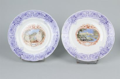 null ANGLETERRE 
Deux assiettes en porcelaine à décor polychrome au centre de médaillons...