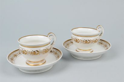 null PARIS - Deux tasses et sous tasses en porcelaine blanche à décor or.
H. 7,6...