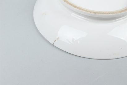 null PARIS - Deux tasses et sous tasses en porcelaine blanche à décor or.
H. 7,6...