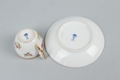 null ALLEMAGNE - Tasse et sa sous tasse en porcelaine à décor polychrome et or de...