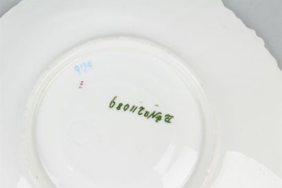 null PARIS 
Tasse et sous tasse et une petite assiette en porcelaine en forme de...