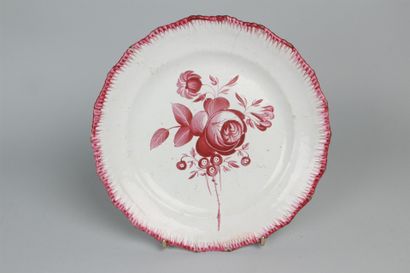 null EST - Assiette à décor en camaïeu rose d'une fleur au centre, peignés sur l'aile.
XIXe...