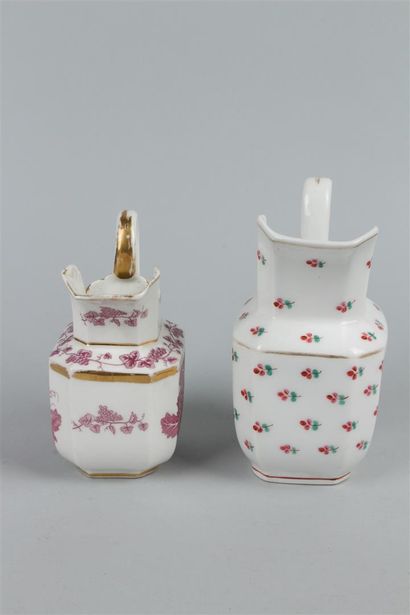 null PARIS - Pichet en porcelaine à décor de barbeaux, filets doré. (Usures). H.15,5...