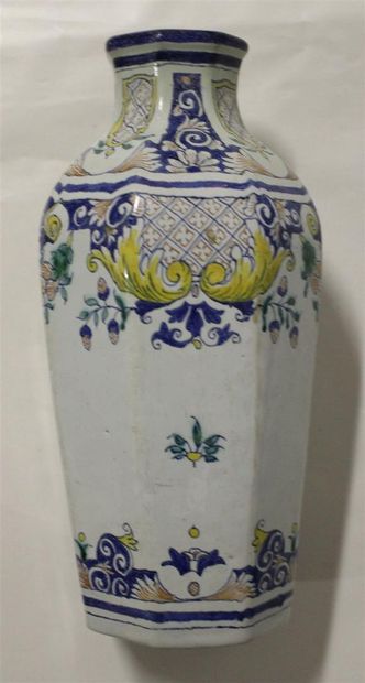 null DELFT, genre de
Vase de section octogonale à décor polychrome de rinceaux fleuris...