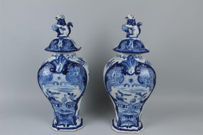 null DELFT - Deux vases couverts à section octogonale en faïence à décor blanc bleu...