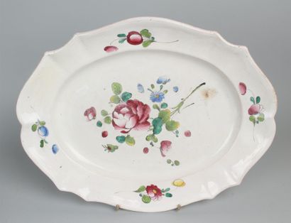 null SCEAUX - Plat ovale à bord contourné à décor floral polychrome. 
XVIIIe siècle....