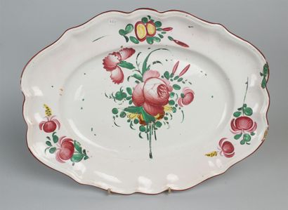 null EST - Plat ovale à décor floral polychrome. 
XVIIIe siècle. 38 x 29 cm. 
Egrenure....