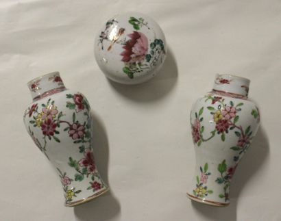 null CHINE. Paire de petits vases à décor des émaux de la famille rose de fleurs...