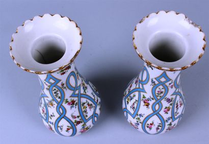 null PARIS. Paire de vases en porcelaine à décor floral et guirlandes bleu.
Eclats...