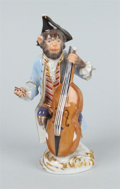 null ALLEMAGNE 
Statuette en porcelaine polychrome représentant un singe coiffé d'un...