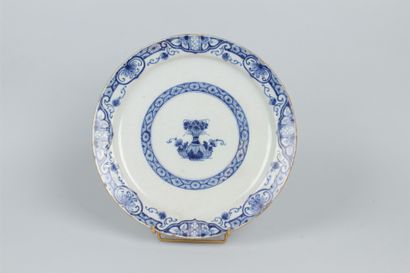 null DELFT. 
Petit plat en faïence à décor en camaïeu bleu de vase fleuri dans un...