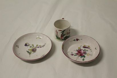 null Ensemble comprenant : STRASBOURG Tasse et sous tasse à décor floral polychrome,...