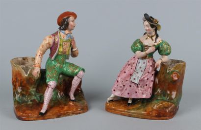 null DEUX VIDE POCHES en porcelaine à décor polychrome représentant un couple en...