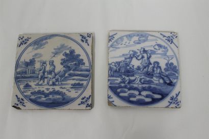 null DELFT. Deux carreaux à décor de couple de bergers en camaïeu bleu. 
XVIIIè siècle....