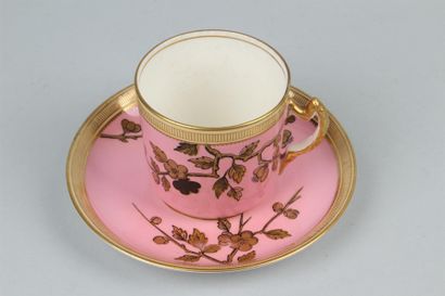 null ANGLETERRE
Tasse et sa sous tasse en porcelaine à fond rose à décor de branches...