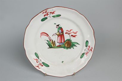 null EST - Assiette à décor polychrome au chinois. 
XVIIIe siècle. D. 23 cm. 