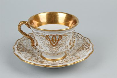 null MEISSEN 
Tasse à thé et sa sous tasse en porcelaine blanche à décor en relief...