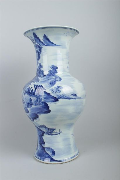 null CHINE
Vase Yenyen en porcelaine de forme balustre à décor en camaïeu bleu de...