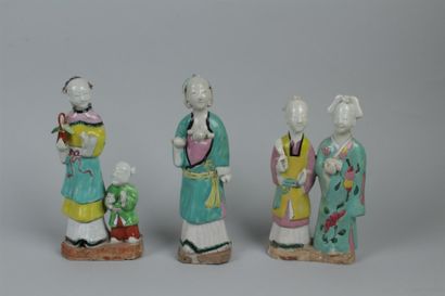 null CHINE
Trois groupes en porcelaine représentant un couple, une femme et enfant...
