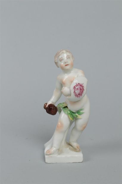 null VIENNE
Statuette en porcelaine représentant un jeune garçon armé d'une pierre...