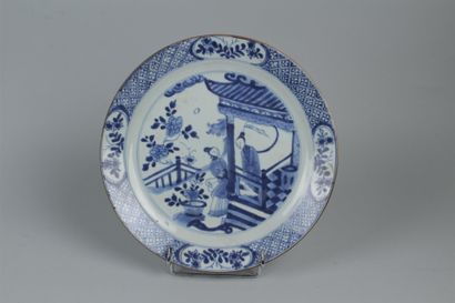 null CHINE
Assiette en porcelaine à décor en camaïeu bleu de deux femmes chinoises...