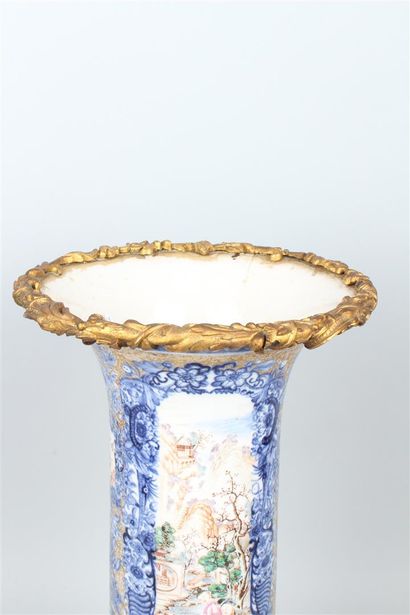 null CHINE
Vase de forme cornet en porcelaine à décor polychrome des émaux de la...