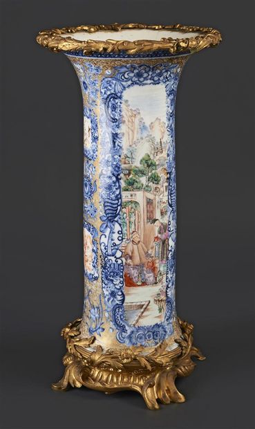 null CHINE
Vase de forme cornet en porcelaine à décor polychrome des émaux de la...
