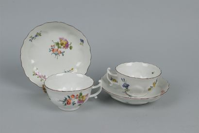 null MEISSEN
Deux tasses à thé et leur soucoupe en porcelaine à godrons en forme...