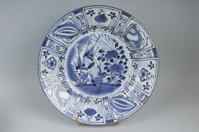 null JAPON (ARITA)
Plat rond en porcelaine à décor en camaïeu bleu au centre de quatre...