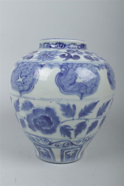 null CHINE
Vase ovoïde en porcelaine à décor en camaïeu bleu de branches fleuries...