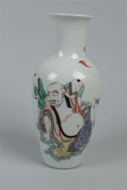 null CHINE
Vase balustre en porcelaine à décor polychrome des émaux de la Famille...