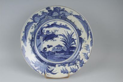 null JAPON (ARITA)
Plat rond en porcelaine à décor en camaïeu bleu d'un paysage lacustre...