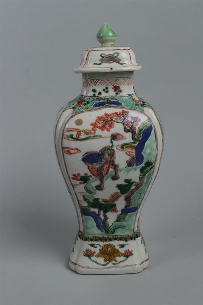 null CHINE
Vase balustre quadrangulaire à décor polychrome des émaux de la Famille...