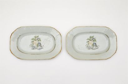 null CHINE - Deux petits plats rectangulaires à bord contourné en porcelaine à décor...