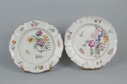 null NYMPHENBOURG
Deux assiettes à bord contourné en porcelaine à décor polychrome...