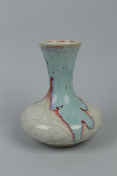 null CHINE
Vase à panse plate et col évasé à décor flammé bleu et rouge sur fond...