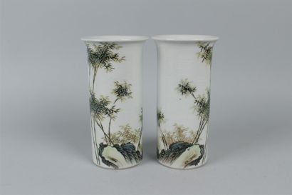 null CHINE
Paire de vases cylindrique en porcelaine à décor polychrome des émaux...