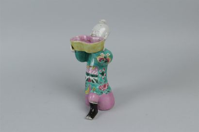 null CHINE
Statuette en porcelaine représentant un enfant appuyé sur un genou tenant...