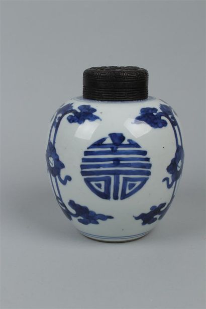 null CHINE
Pot à gingembre en porcelaine à décor en camaïeu bleu du caractère shou...
