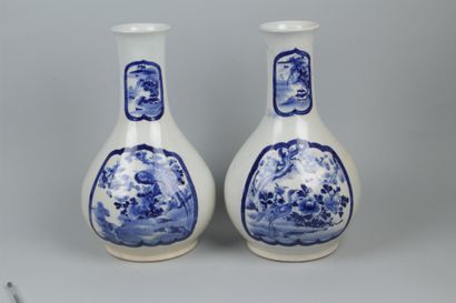 null JAPON
Paire de vases bouteille piriforme à décor en camaïeu bleu de volatiles...