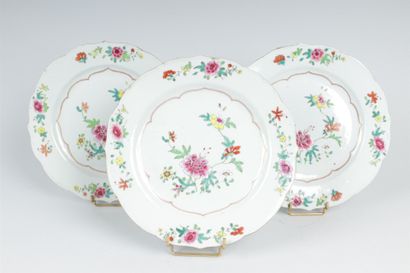 null CHINE
Suite de trois assiettes en porcelaine à bord contourné à décor polychrome...